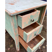 Vintage audiokastje met drie lades